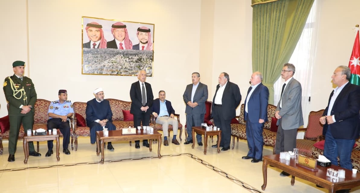 *مندوبا عن الملك وولي العهد. العيسوي يعزي آل فراج وعشيرة النوافعة*