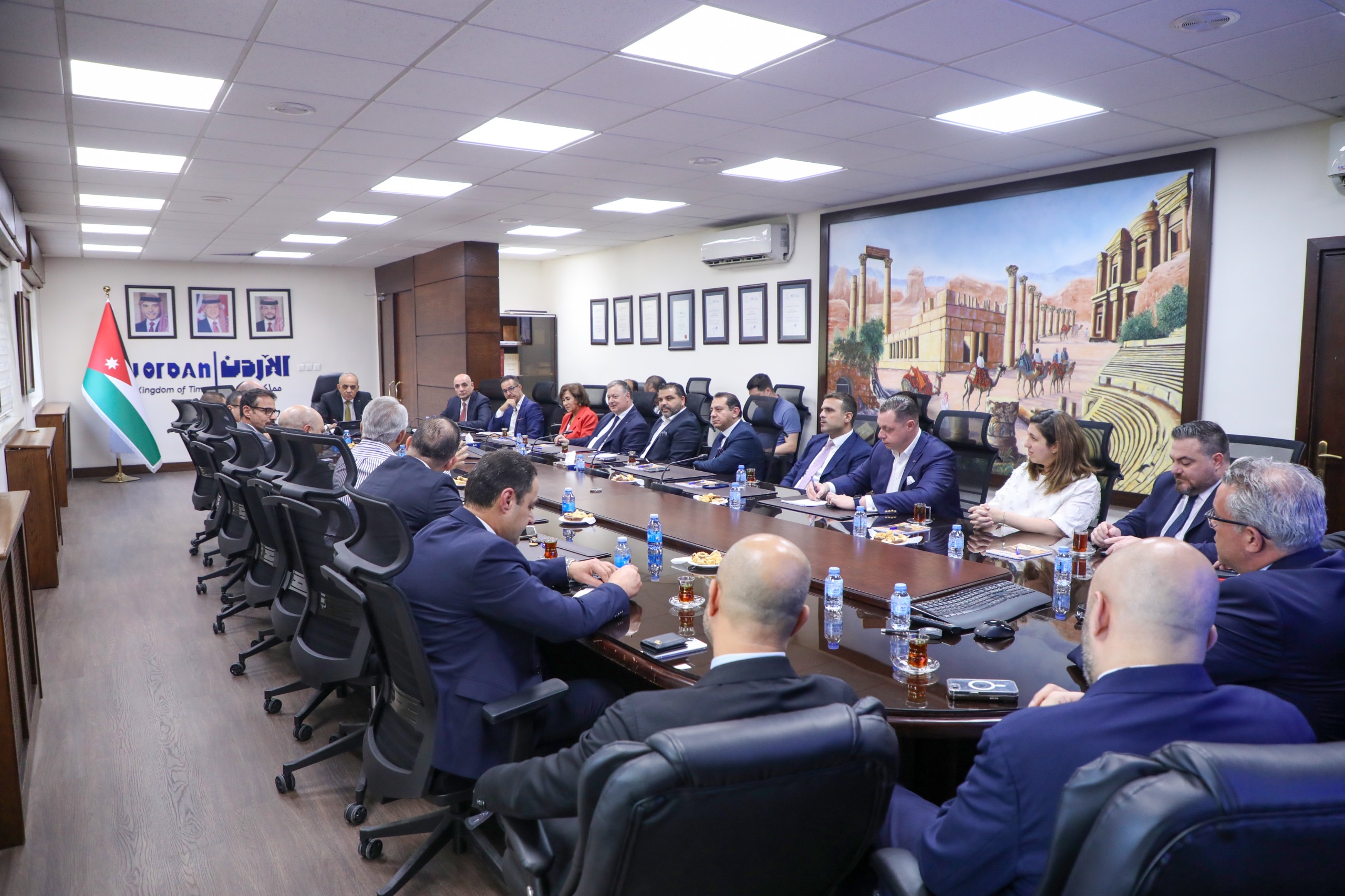 وزير السياحة والآثار يلتقي مديري فنادق الخمس نجوم