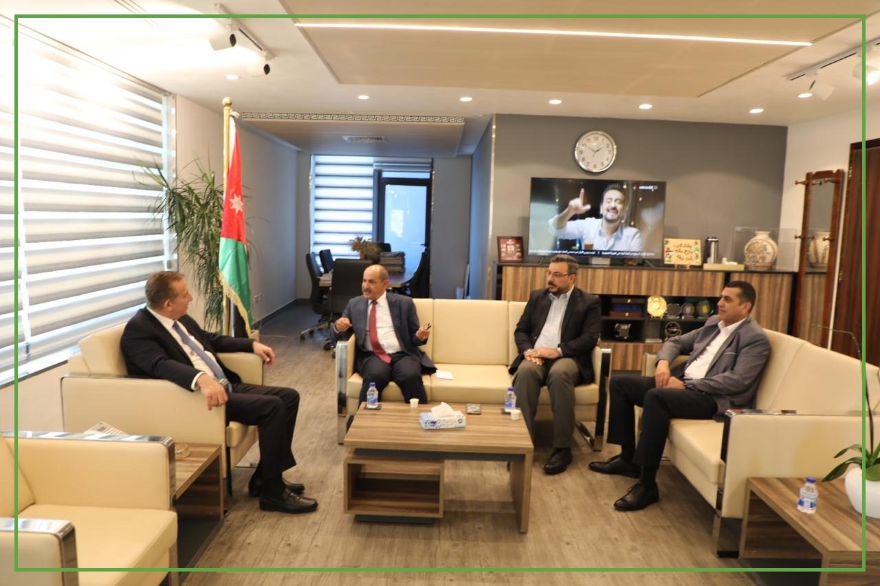 صورة حول : نقيب المهندسين الزراعيين ووزير الزراعة يبحثان المشاريع الاستثمارية للنقابة نقيب المهندسين الزراعيين ووزير الزراعة يبحثان المشاريع الاستثمارية للنقابة