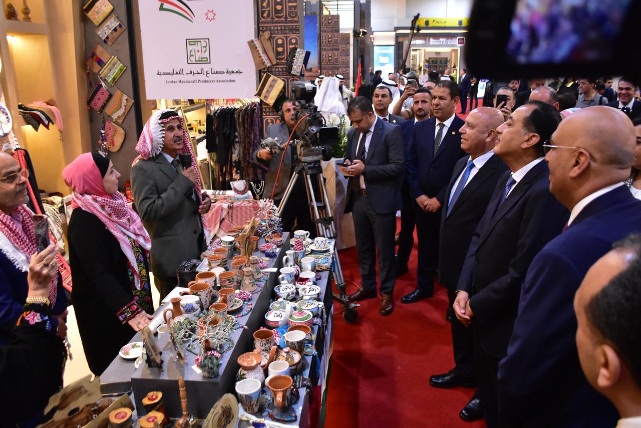 صورة حول : رئيس الوزراء المصري يزور الجناح الأردني في معرض "تراثنا" بالقاهرة رئيس الوزراء المصري يزور الجناح الأردني في معرض "تراثنا" بالقاهرة