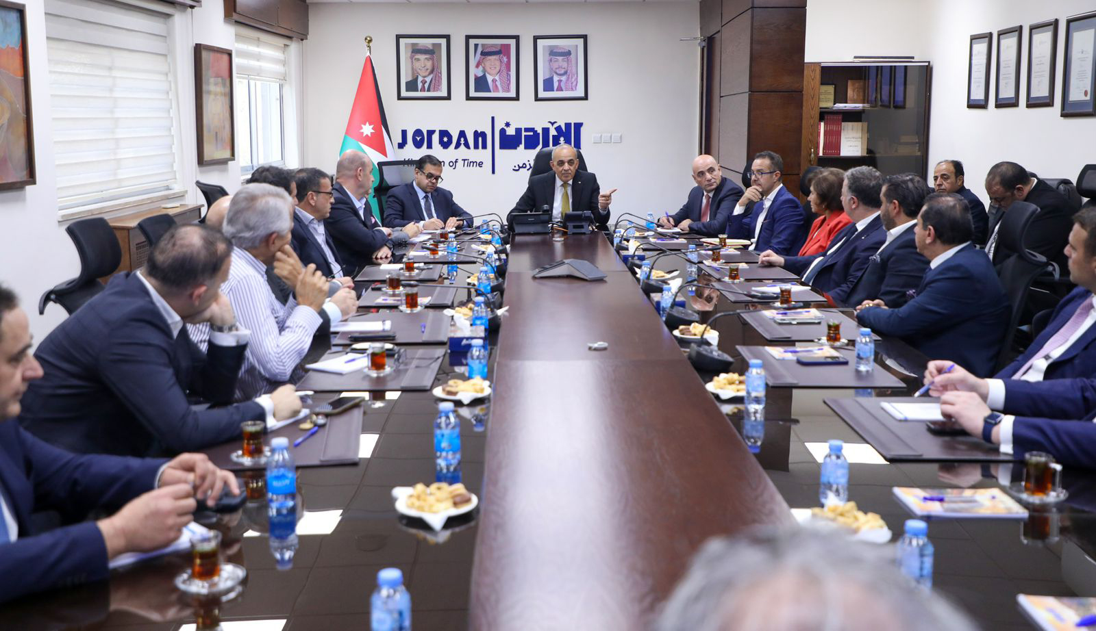 صورة حول : وزير السياحة يلتقي مديري فنادق في عمان وزير السياحة يلتقي مديري فنادق في عمان