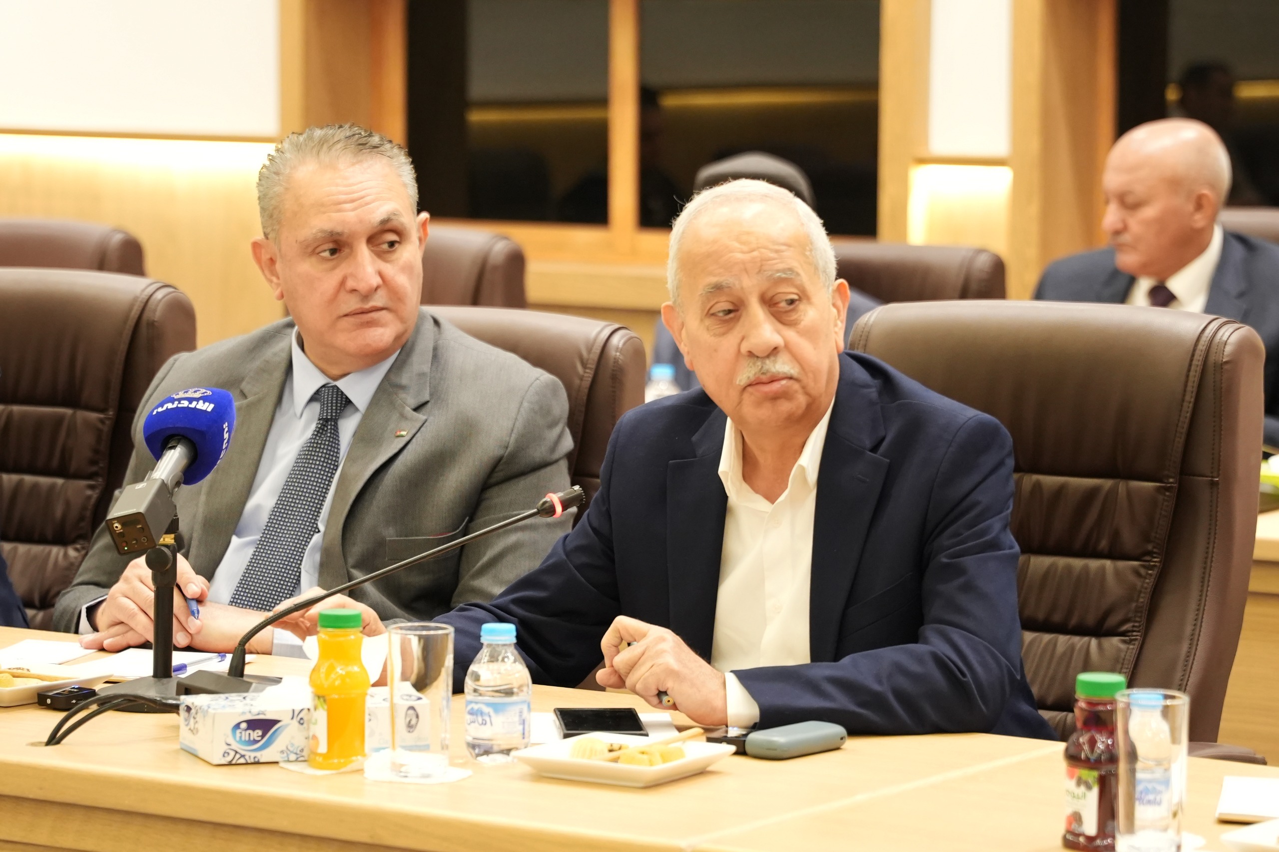 "صناعة عمان" تبحث معيقات القطاع الصناعي ذات العلاقة بعمل وزارة "البيئة"