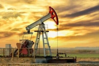 النفط قد يهبط إلى 30 دولاراً بحلول 2027 وسط تخمة المعروض"