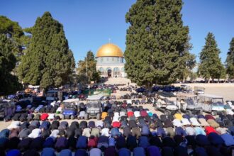 عشرات الآلاف يؤدون صلاة الجمعة في الأقصى