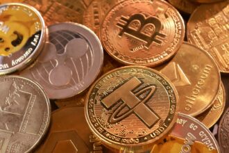 البتكوين تهوي دون 90 ألف دولار وتفقد مكاسب 2025