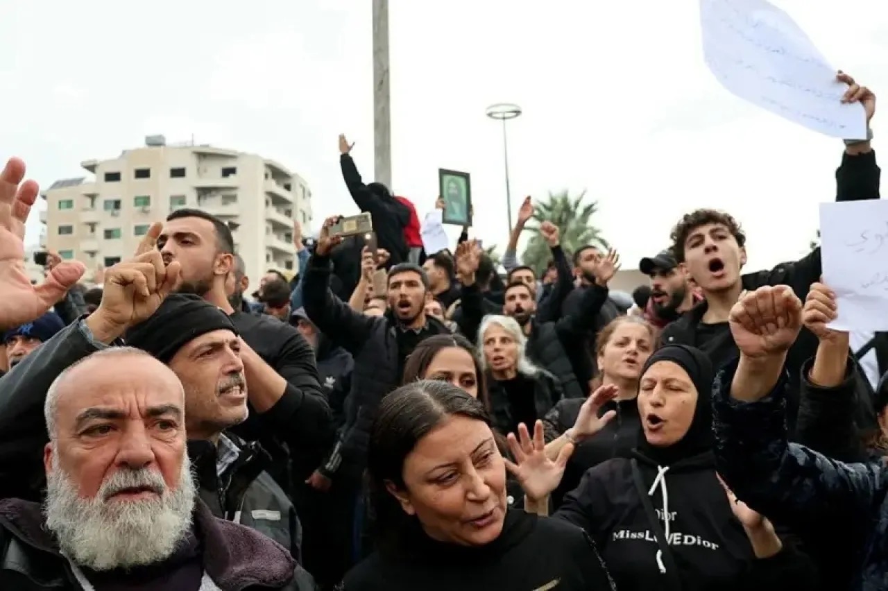 احتجاجات واسعة في مناطق علوية بسوريا بعد توتر طائفي