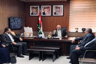 محافظ الطفيلة يؤكد أهمية دعم الأسر الفقيرة ويلتقي برؤساء لجان النقابات