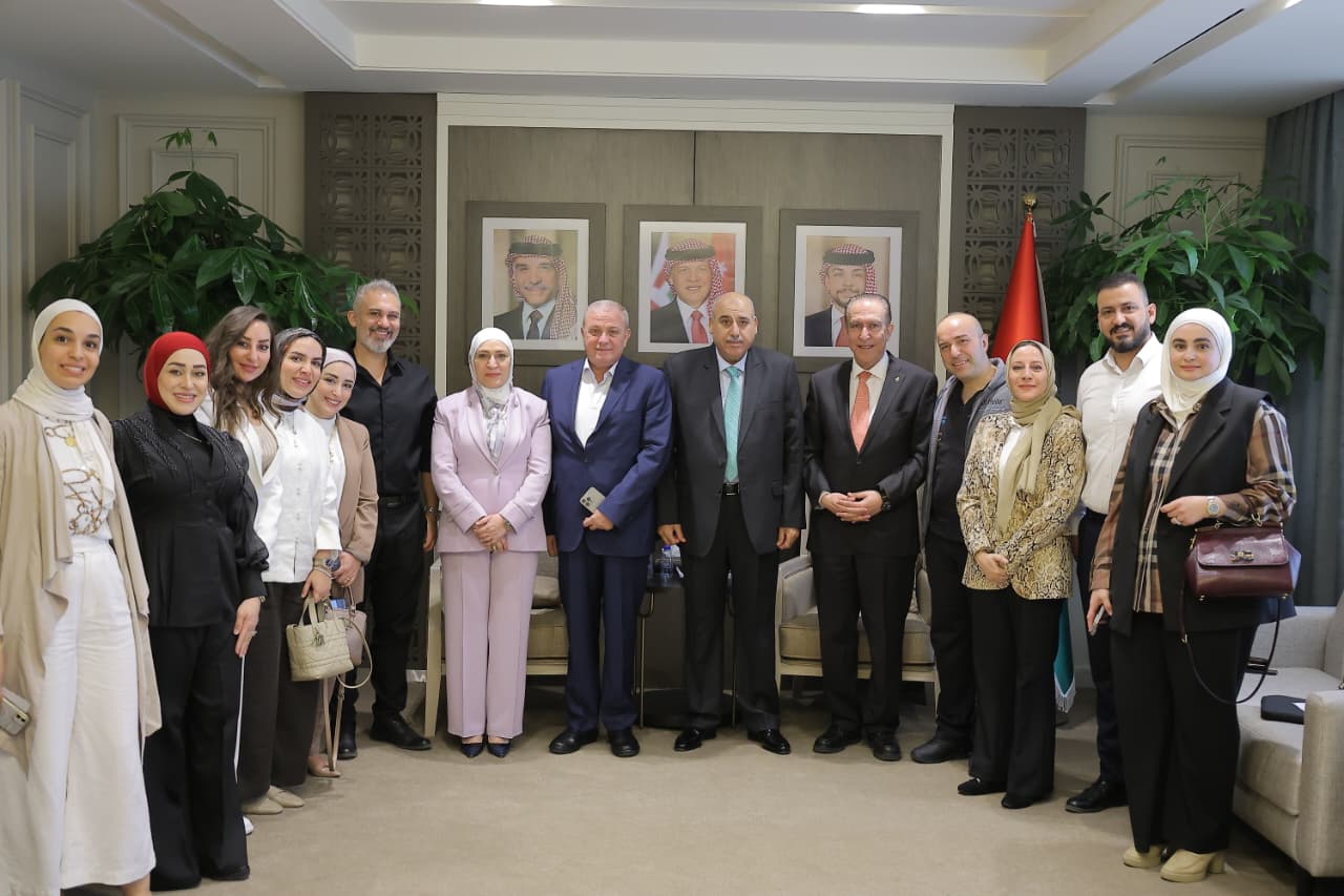 صورة حول : القاضي يلتقي وفدا من أطباء الأسنان ويستمع لمطالبهم القاضي يلتقي وفدا من أطباء الأسنان ويستمع لمطالبهم