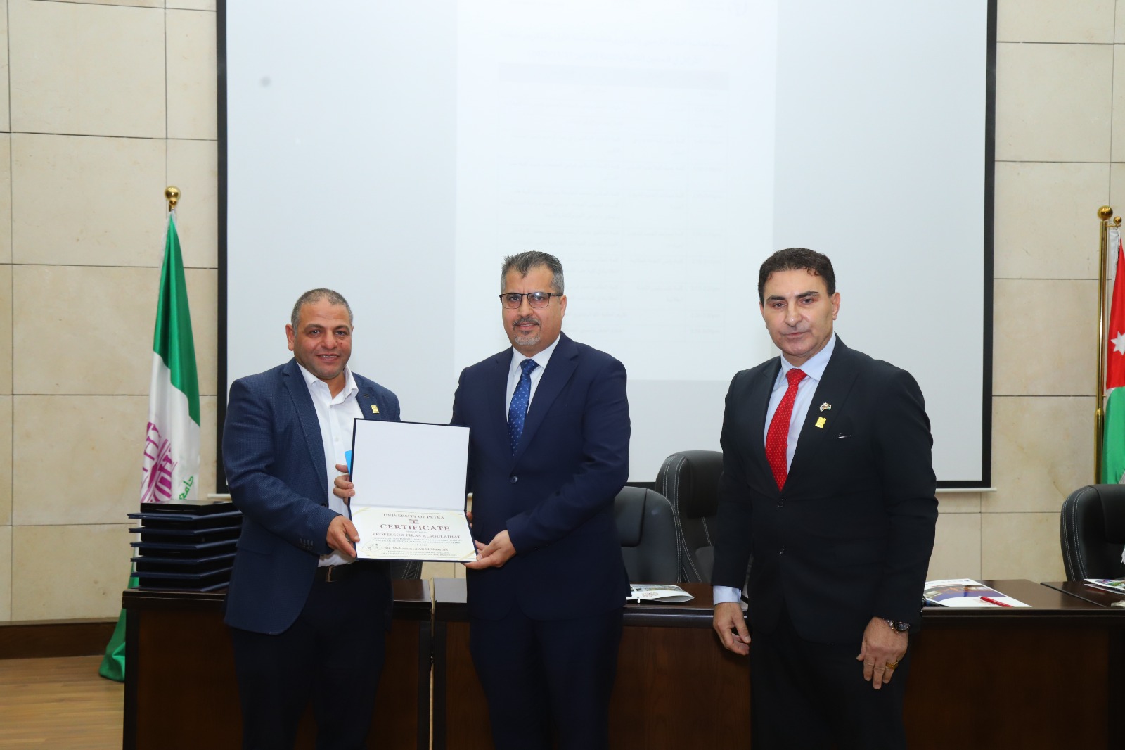 صورة حول : جامعة البترا تنظم اللقاء الترحيبي والتنويري لطلبة طب الأسنان وتكرم المتفوقين جامعة البترا تنظم اللقاء الترحيبي والتنويري لطلبة طب الأسنان وتكرم المتفوقين