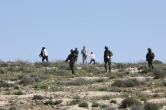 مستوطنون يهاجمون مركبات فلسطينية قرب بيتونيا