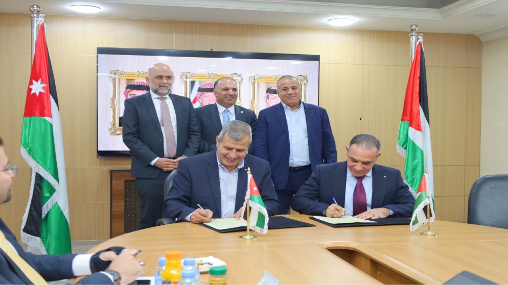 صورة حول : الأردن وفلسطين يوقعان مذكرة تفاهم لتعزيز الربط الكهربائي الأردن وفلسطين يوقعان مذكرة تفاهم لتعزيز الربط الكهربائي
