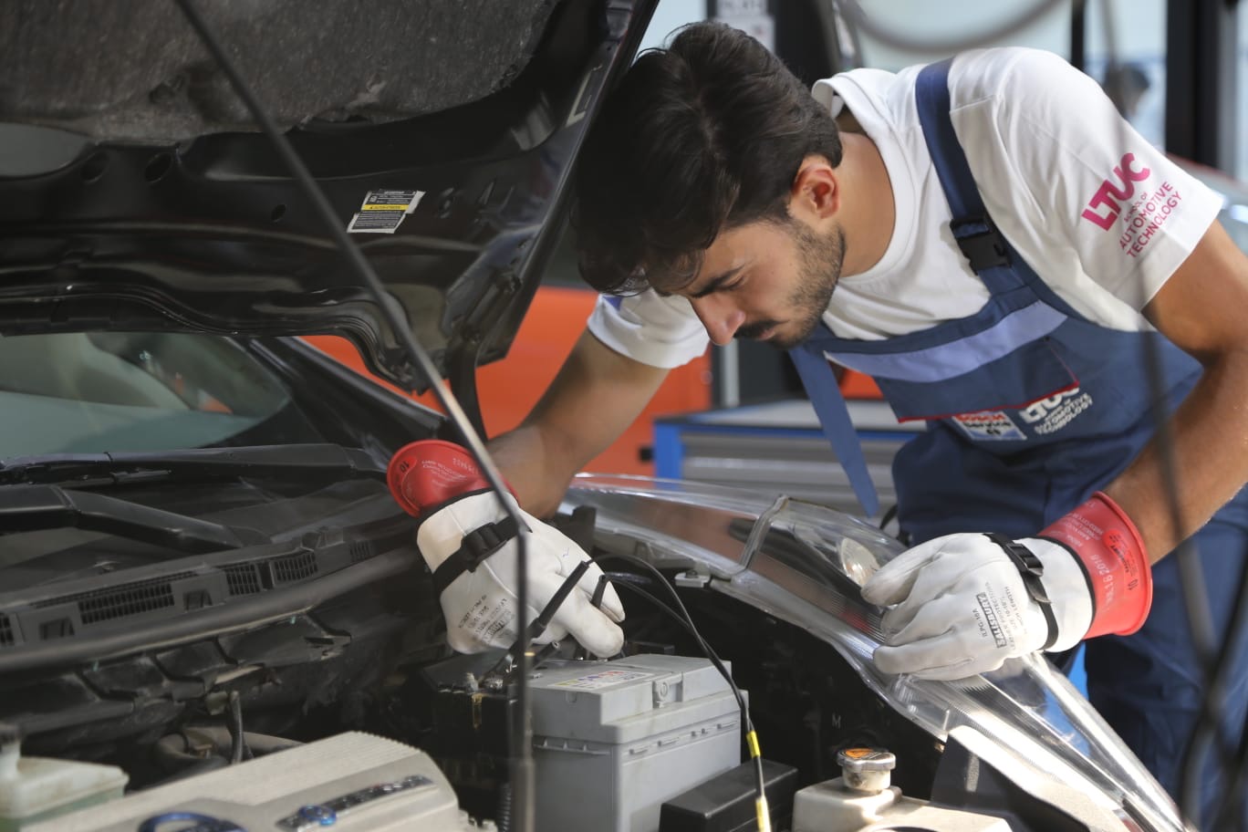 لومينوس وشركة العاديات - مجموعة المناصير يطلقان برنامج "التعليم الثنائي" لتأهيل خريجين لسوق العمل