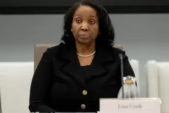 المحكمة العليا الأميركية تستمع لقضية إقالة ليزا كوك