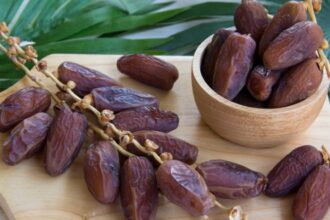 التمر الطازج أم المجفف: مقارنة غذائية وفوائد صحية