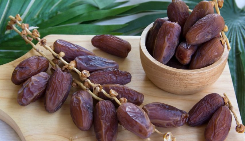 صورة حول : التمر الطازج أم المجفف: مقارنة غذائية وفوائد صحية التمر الطازج أم المجفف: مقارنة غذائية وفوائد صحية