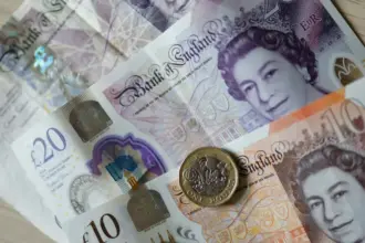الاسترليني يواصل تعافيه أمام الدولار واليورو اليوم