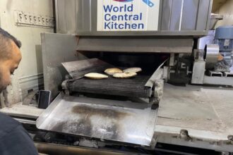 المخبز الأردني المتنقل في غزة ينتج أكثر من 11 مليون رغيف منذ بداية العام نص الخبر: أنتج المخبز الأردني المتنقل في قطاع غزة نحو 11,797,580 رغيف خبز منذ بدء عملياته في كانون الثاني من العام الحالي، وفق ما أعلنت منظمة المطبخ المركزي العالمي، المشرفة على تشغيل المخبز. وقالت المنظمة إن المخبز ينتج نحو 70 ألف رغيف يومياً، ويعمل على مدار الساعة لتلبية احتياجات الأشقاء في مختلف مناطق غزة وضمان استمرار الإمدادات دون انقطاع. ووصل المخبز الأردني المتنقل إلى غزة في 24 كانون الأول 2024 بتوجيهات ملكية سامية، بهدف التخفيف من معاناة سكان القطاع. يذكر أن منظمة المطبخ المركزي العالمي هي منظمة دولية غير حكومية تقدم وجبات ومساعدات غذائية للمتضررين من النزاعات والكوارث في أنحاء العالم