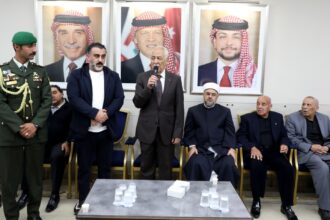 *مندوبا عن الملك وولي العهد. العيسوي يعزي الدويكات والمناصير/ عباد*