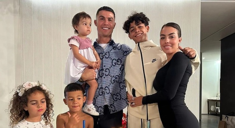 صورة حول : رونالدو يلتزم برغبات خطيبته في تنظيم الزفاف رونالدو يلتزم برغبات خطيبته في تنظيم الزفاف