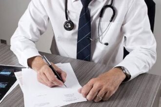 ضبط طبيب أردني يبيع وصفات طبية فارغة لمروج مخدرات