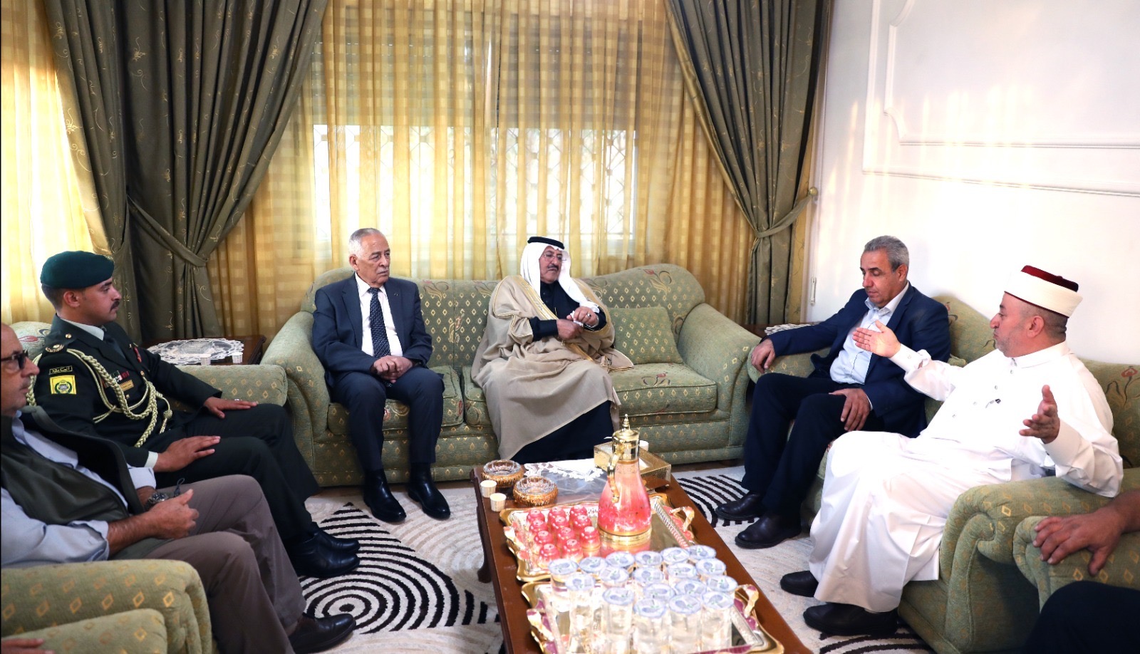 *مندوبا عن الملك وولي العهد. العيسوي يقدم واجب إلى الحنيطي وأبو مهنا والزيود*