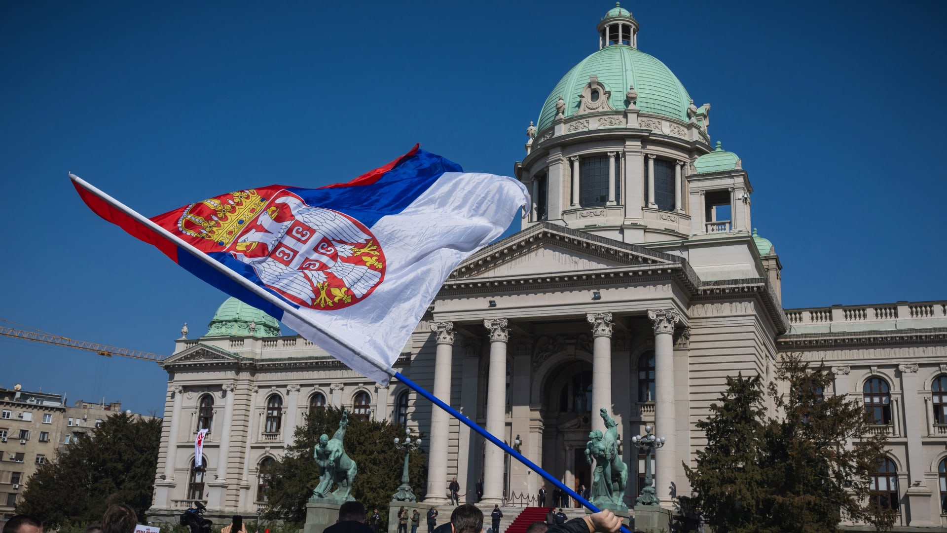 البرلمان الصربي يسرع هدم المقر العسكري القديم في بلغراد