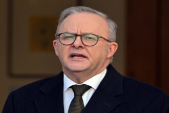 الصين تخطط زيارة أستراليا العام المقبل تشمل صخرة أولورو