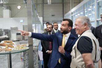 عاجل | بالصور الملك يزور مصانع حلويات الحاج محمود حبيبة ومخابز برادايس ومصنع أدوية في القسطل