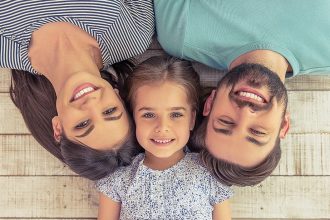 صعوبة التعبير عن المشاعر تزيد الإرهاق الأبوي مع اختلافات بين الجنسين