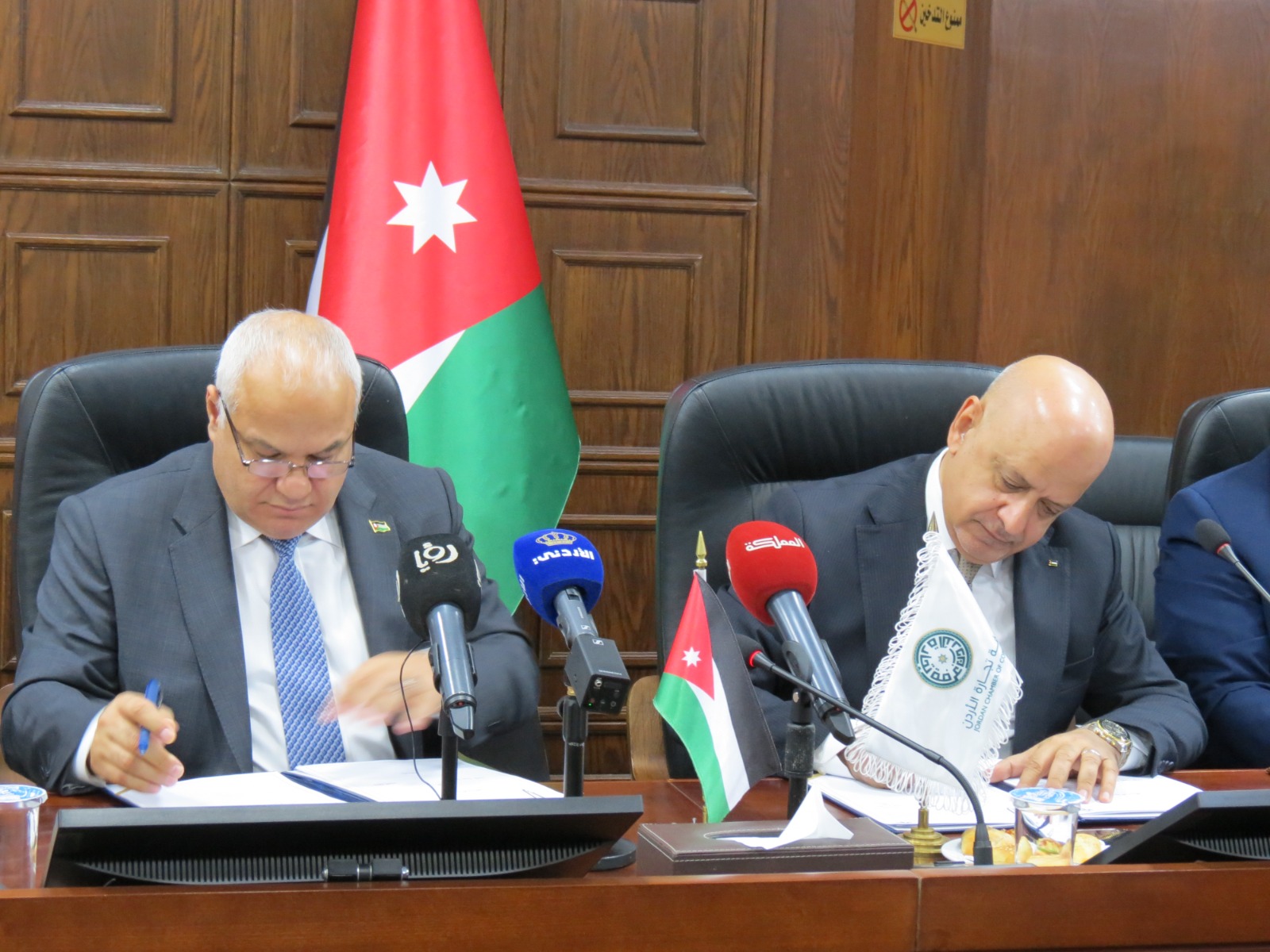 مذكرة تفاهم بين "العمل" و"تجارة الأردن" لتوفير عمالة غير أردنية للقطاع التجاري مقابل تشغيل أردنيين