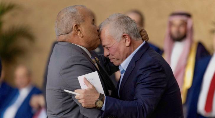 عاجل | مشهد مؤثر في الكرك.. أردني يقبّل جبين الملك تعبيراً عن محبته