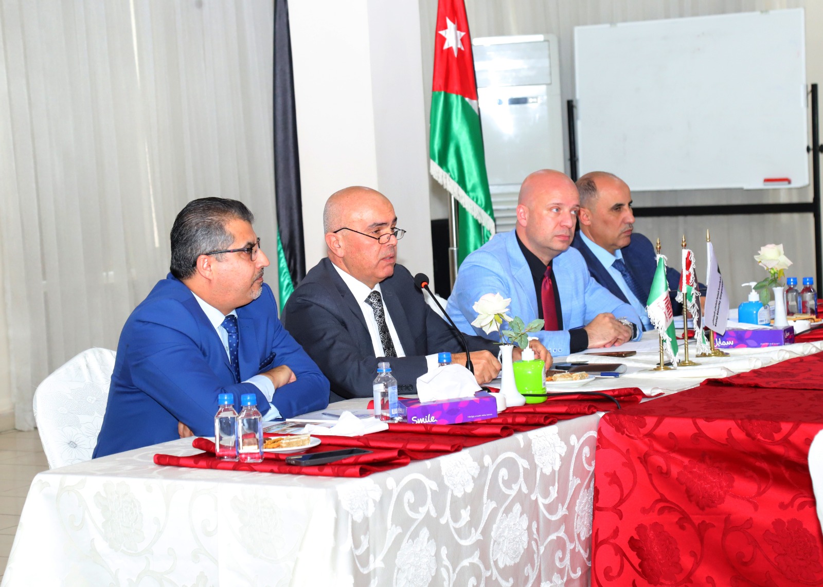 جامعة البترا تستضيف مدير عام الضمان في جلسة حوارية حول الحقوق والمزايا التأمينية