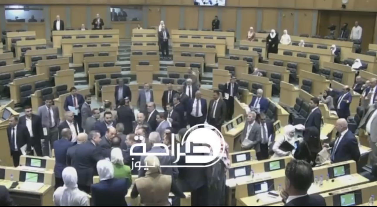 عاجل | بالفيديو .. مشادات كلامية وخلافات حادة بين النواب والقاضي يرفع الجلسة لاشعار اخر