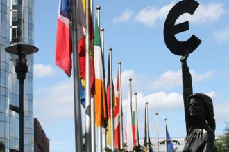 قطاع الخدمات يقود نمو اقتصاد منطقة اليورو في نوفمبر