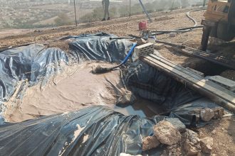 السلطة تضبط حفارة مخالفة تحفر بئرًا شمال عمان