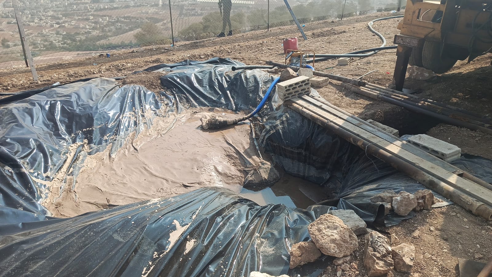 صورة حول : السلطة تضبط حفارة مخالفة تحفر بئرًا شمال عمان السلطة تضبط حفارة مخالفة تحفر بئرًا شمال عمان