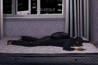 لص يغط في النوم أثناء سرقة شقة سكنية