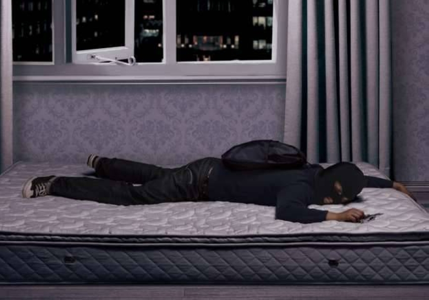 لص يغط في النوم أثناء سرقة شقة سكنية