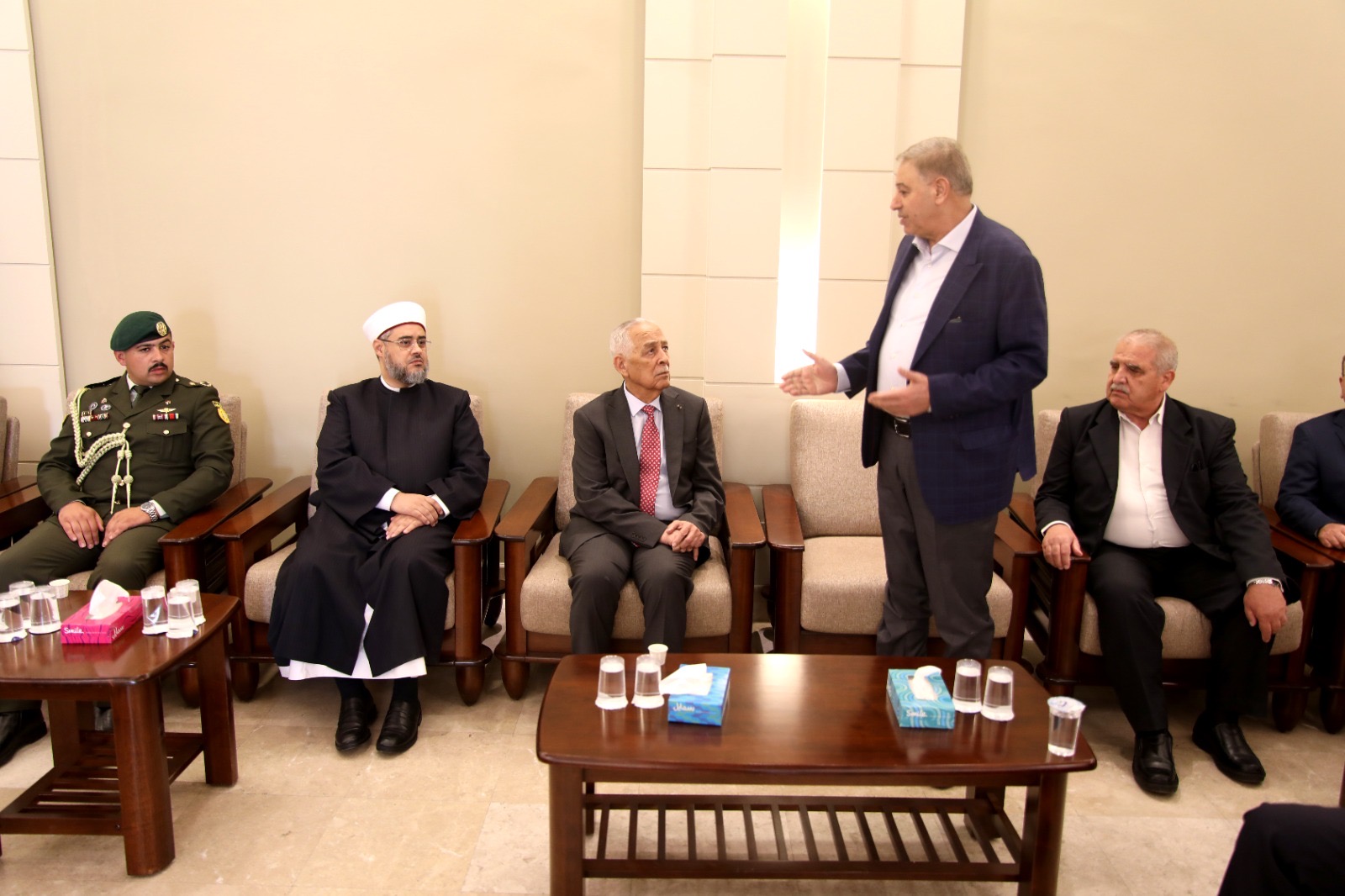 *مندوبا عن الملك وولي العهد. العيسوي يعزي آل العواد وآل عباد*