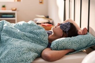 عادات نوم سيئة قد تُسرّع شيخوخة الدماغ بنصف عام