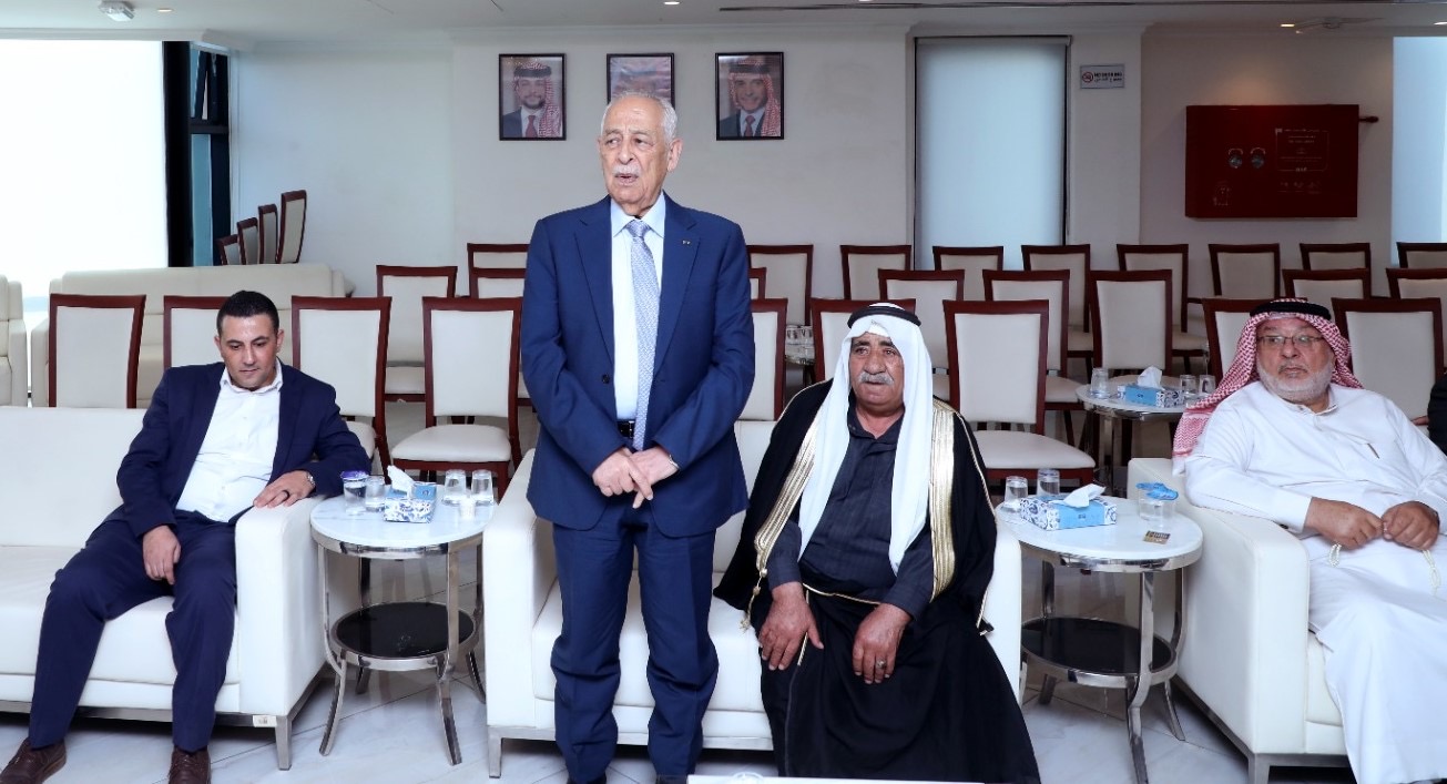 صورة حول : مندوبا عن الملك وولي العهد.. العيسوي يعزي آل حداد والعواملة مندوبا عن الملك وولي العهد.. العيسوي يعزي آل حداد والعواملة