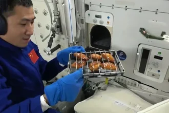 رواد فضاء صينيون يقيمون أول شواء في الفضاء