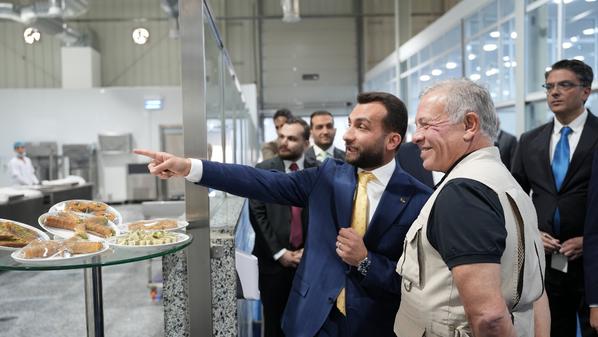 عاجل | بالصور الملك يزور مصانع حلويات الحاج محمود حبيبة ومخابز برادايس ومصنع أدوية في القسطل