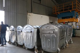 بلدية الزرقاء تضبط عصابة سرقة حاويات النفايات وأغطية المناهل