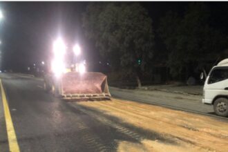 عاجل | انقلاب شاحنة محملة بزيت الزيتون على أوتستراد جرش – عمان