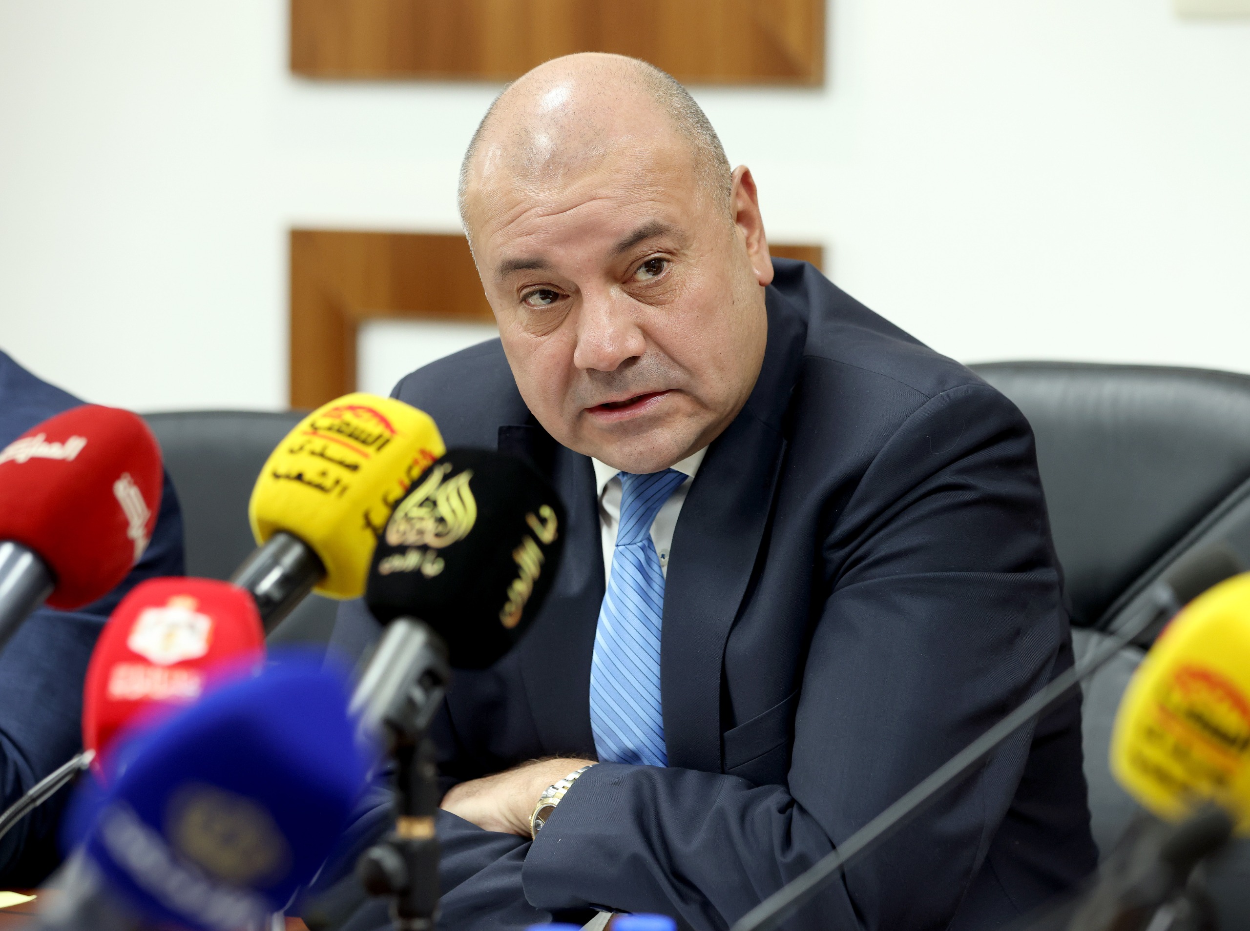 الميثاق والجبهة ورئيس اللجنة المالية النيابية يشيدون بأداء العودات .. الوزير الأقرب إلينا