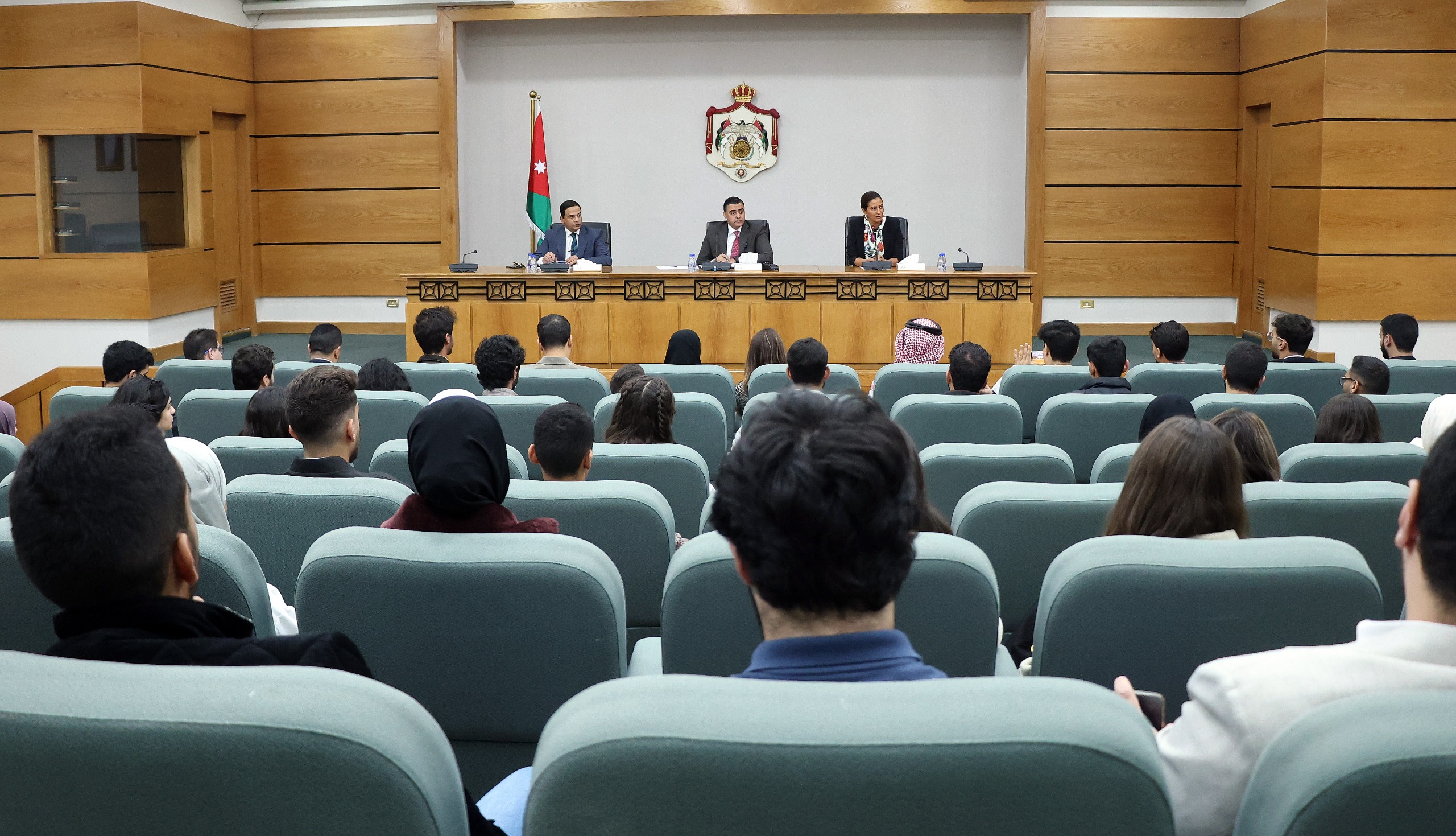 صورة حول : رؤساء لجنتين نيابيتين يلتقون طلبة الجامعة الأمريكية لتعزيز مشاركة الشباب في الحياة السياسية رؤساء لجنتين نيابيتين يلتقون طلبة الجامعة الأمريكية لتعزيز مشاركة الشباب في الحياة السياسية