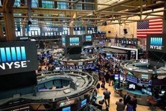 الأسهم الأميركية تتراجع وداو جونز يهبط 428 نقطة