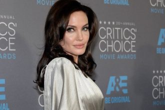 سائق أنجلينا جولي يتهم ضباط التجنيد في أوكرانيا بالخداع