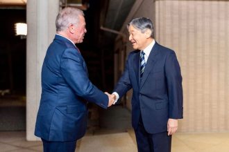 الملك يلتقي إمبراطور اليابان في طوكيو